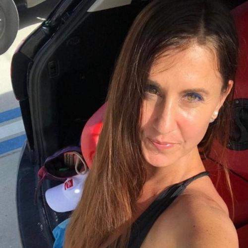 Femme qui aime engager l'amour et être heureuse